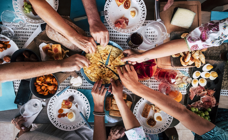 How to Host a Potluck Party at Home